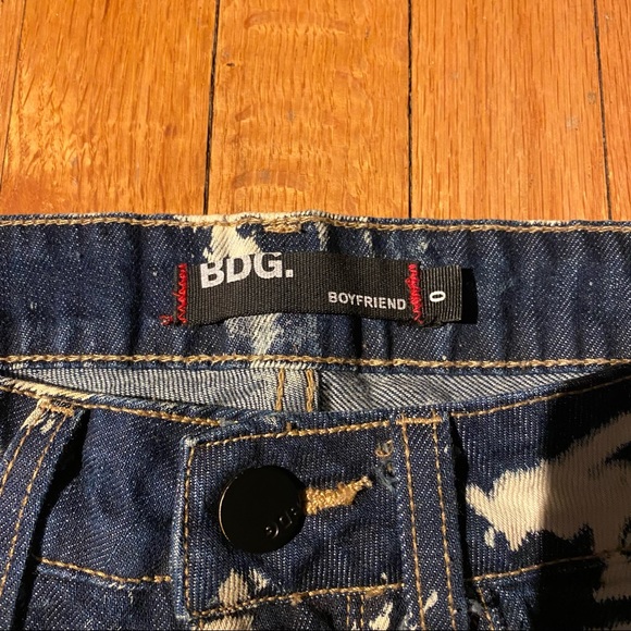 Woman’s BDG Boyfriend cutoffs size 0 bleached out - Picture 3 of 4